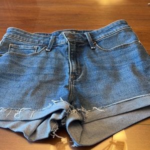 ABERCROMBIE & FITCH HARPER LOW RISE DENIM SHORT.  SIZE 26.